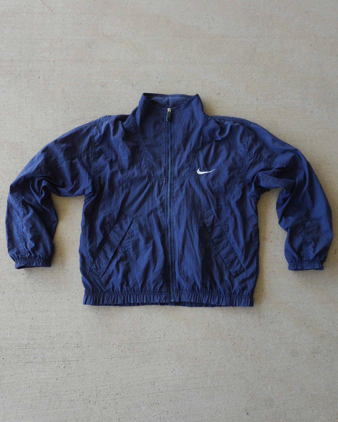 TRUE VINTAGE NIKE NAVY WINDBREAKER JACKET - S-M