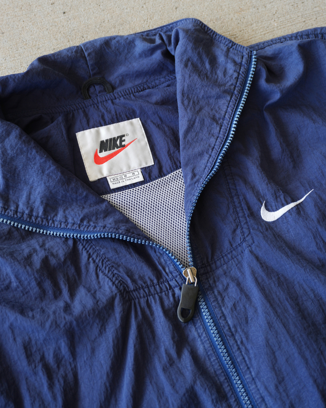 TRUE VINTAGE NIKE NAVY WINDBREAKER JACKET - S-M