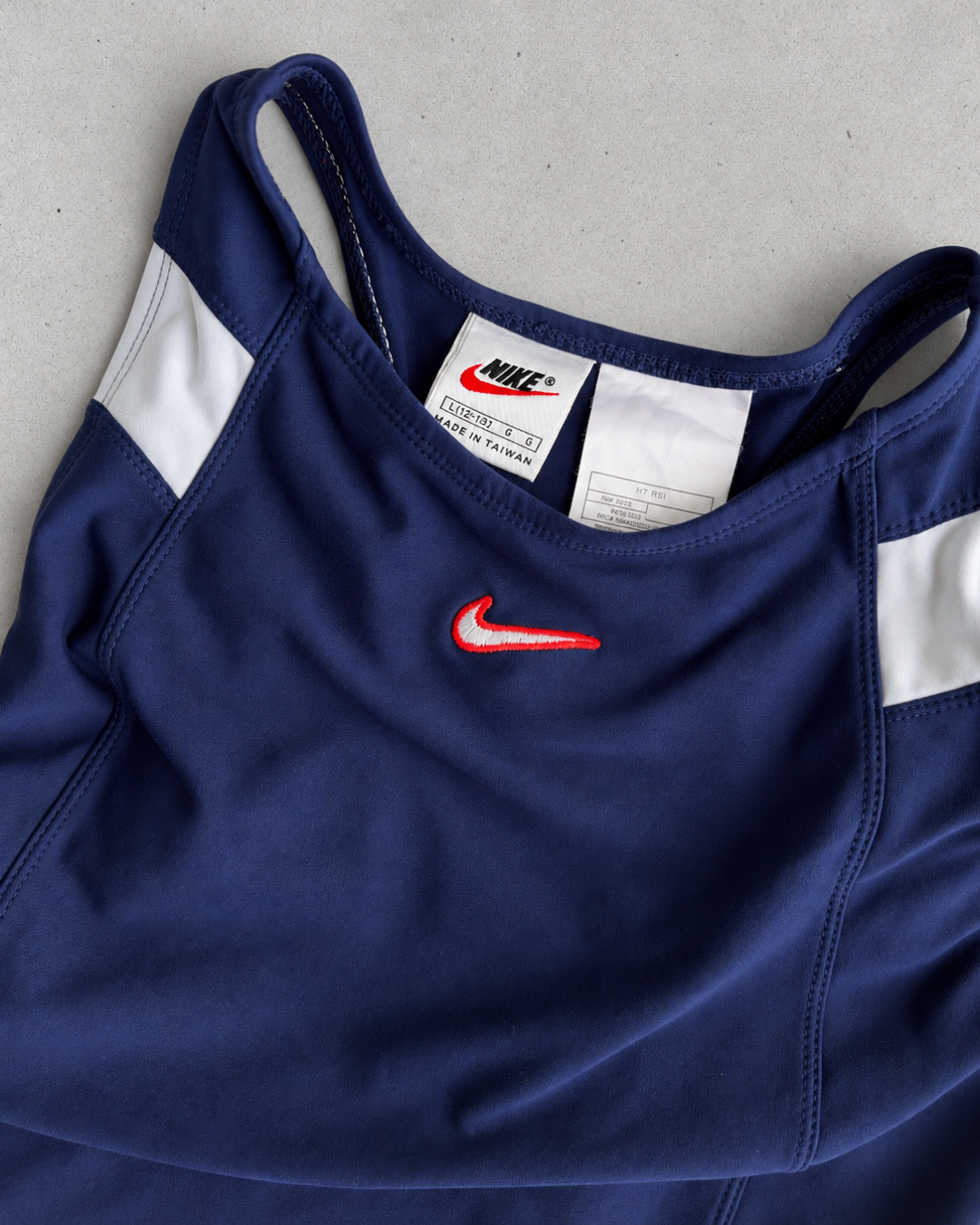 TRUE VINTAGE NIKE CROP TOP - M